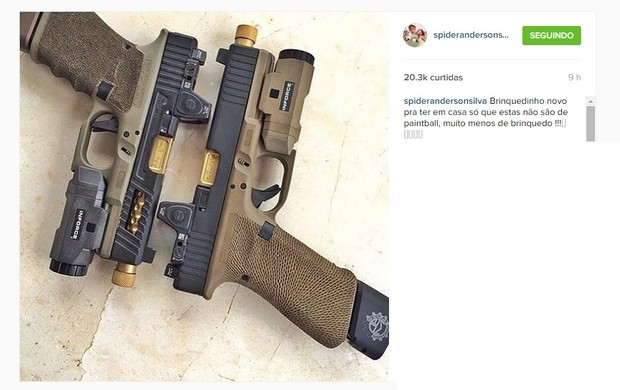 Anderson Silva posta foto de arma