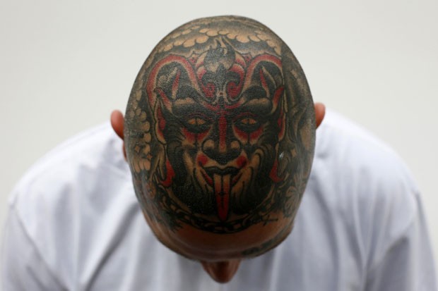 Jakub Kujawa exibe cabeça toda tatuada (Foto: Stefan Wermuth/Reuters)