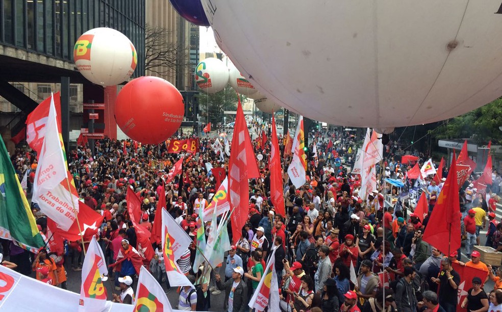Manifestantes em concentração em frente ao Masp na Av. Paulista, em São Paulo (Foto: Do G1)