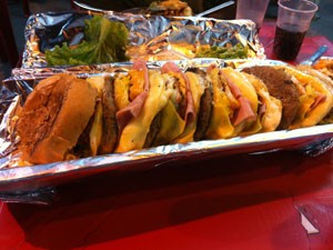 Sanduíche com sete hambúrgueres de 200g cada tem cerca de 8,5 mil calorias (Foto: Daniel Silveira / G1)