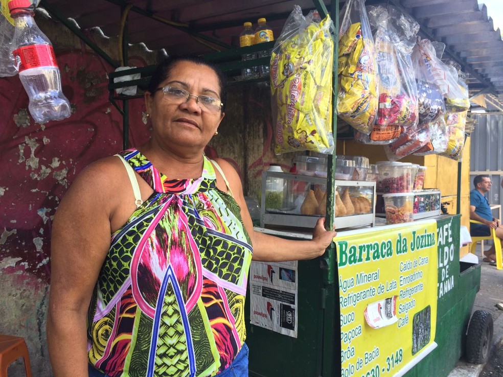 Josina Faria diz que assiste de perto a criminalidade no bairro da Várzea, no Recife (Foto: Thays Estarque/G1)