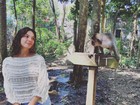 Isis Valverde posa com macaco em viagem à Indonésia e brinca: 'Vem não'