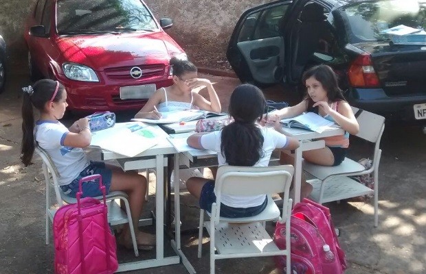 Professora organiza aulas embaixo de árvore para fugir do calor em sala em Goiás (Foto: Arquivo pessoal)