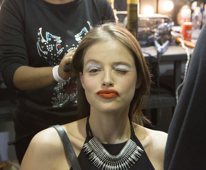 Camila Queiroz Invade Bastidores Do Novo Desfile De Angel Vídeo Notícias Em Bastidores 