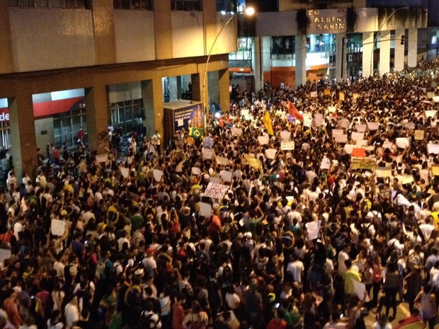 Multidão carrega cartazes em protesto pela Avenida Amaral Peixoto  (Foto: Priscilla Souza/ G1)