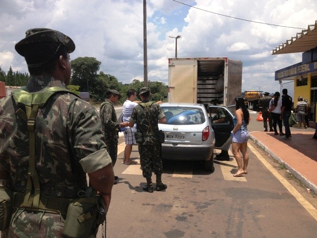 Homens do Exército realizam fiscalização na divisa de Rondônia e Mato Grosso (Foto: Vanessa Vasconcelos/G1)