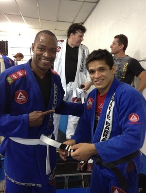 Zagueiro Fabão durante graduação em artes marciais (Foto: Arquivo Pessoal)