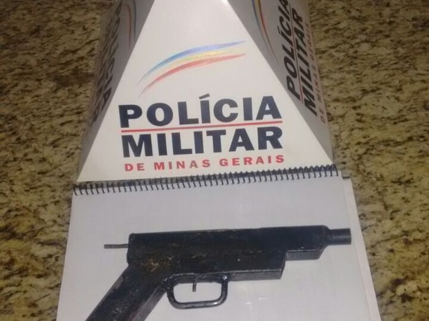 Arma de fabricação caseira estava escondida em um lote vago (Foto: Polícia Militar/Divulgação)