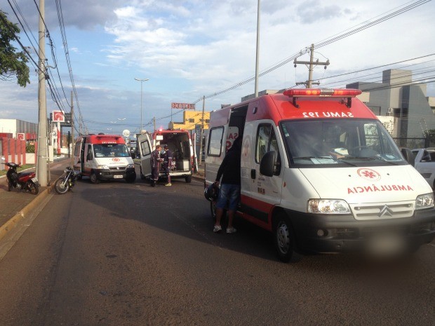 Viaturas do Samu em atendimento à acidente na avenida Eduardo Elias Zahran. (Foto: Priscilla Santos/ G1 MS)