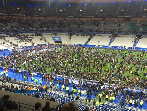 Torcida gramado Stade de France atentado