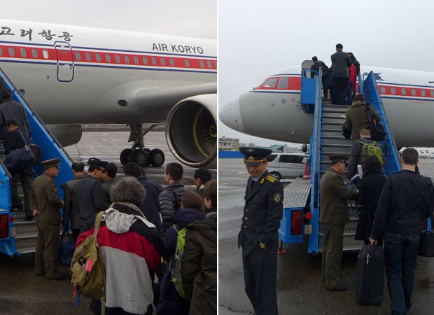 Funcionários norte-coreanos verificam os passaportes de um grupo de diplomatas estrangeiros e turistas no embarque de um vôo para Pequim no aeroporto de Pyongyang (Foto: AFP)