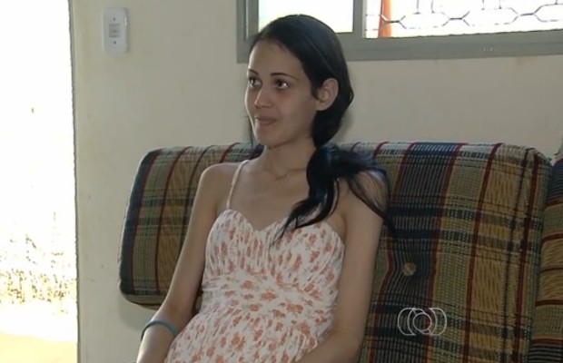 Regina Paula de Sousa tem 23 anos e pesa apenas 38 kg e precisa de leite especial, em Goiânia, Goiás (Foto: Reprodução/TV Anhanguera)
