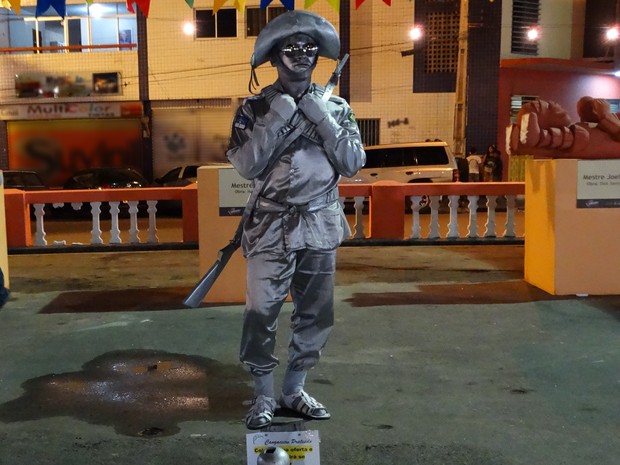 João Batista Morais Andrade atua como &#39;Cangaceiro Prateado&#39; em ruas do país (Foto: Lafaete Vaz/ TV Asa Branca)