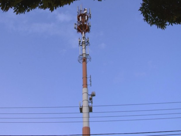 Homem trabalhava em uma torre de telefonia em Bauru  (Foto: Reprodução / TV TEM)