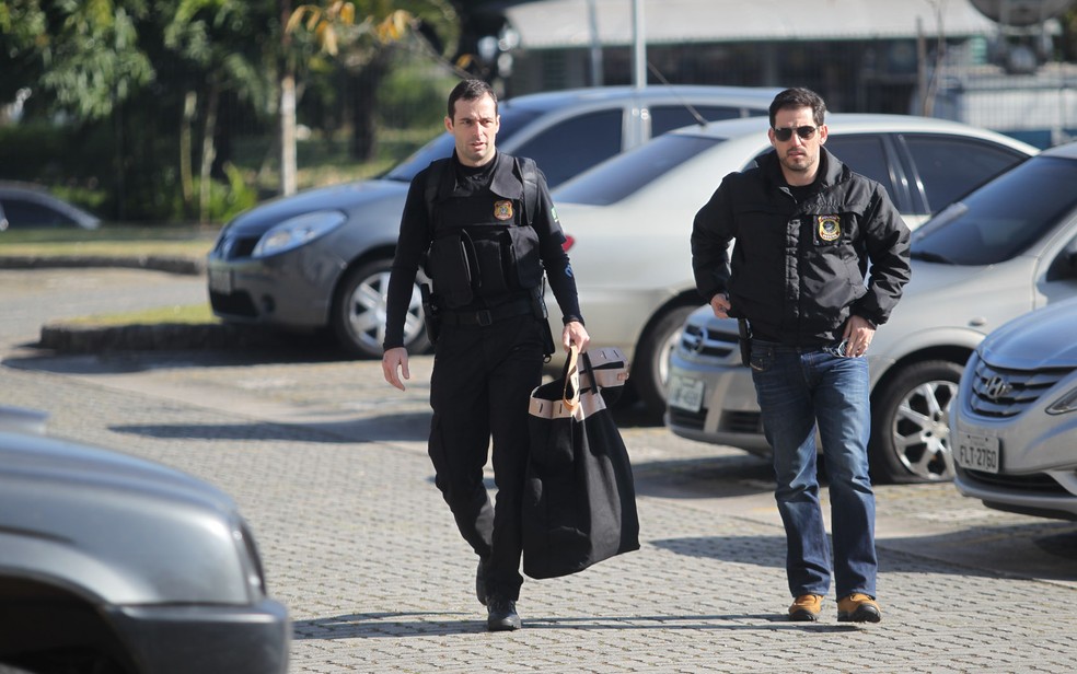 Agentes carregam malotes na sede da Polícia Federal em São Paulo, na operação que apura fraudes na Lei Rouanet (Foto: Rafael Arbex/Estadão Conteúdo)