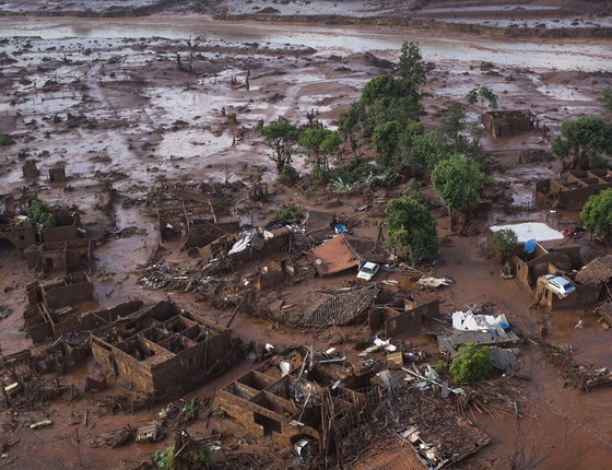 Estragos causados pelo rompimento da barragem em Mariana, Minas Gerais (Foto: Felipe Dana/AP)