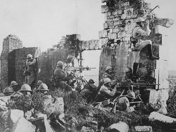 Primeira Guerra Mundial: Tropas francesas nas ruínas de uma catedral perto do Rio Marne em ataque contra os alemães (Foto: Flickr/U.S National Archives)