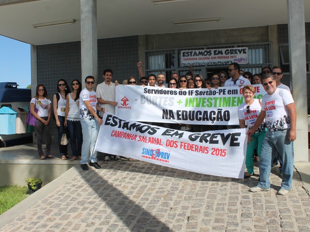INSS e IF Sertão-PE juntaram os protestos em Petrolina (Foto: Amanda Franco/ G1)