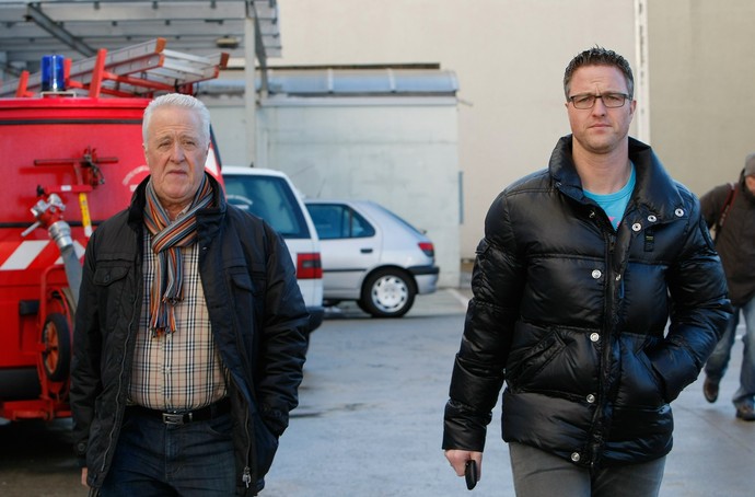 Apenas o pai de Michael Schumacher, Rolf, e o irmão do ex-piloto, Ralf, estiveram no hospital nesse domingo (Foto: AP)