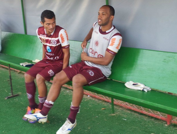 Léo Oliveira e David Dener da Desportiva Ferroviária (Foto: Eduardo Dias)