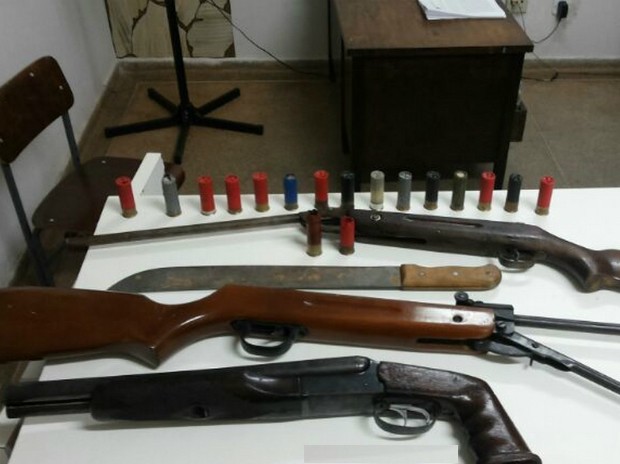 Na casa onde estavam dois dos suspeitos foram apreendidas armas e munições (Foto: Divulgação / Milton Komnicki)
