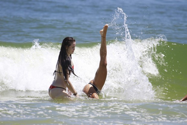 Grazi Massafera na praia (Foto: Dilson Silva/ Ag. News)