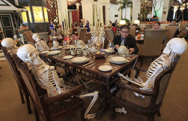 Mesa de jantar com esqueletos em hotel de Manila (Foto: Romeo Ranoco/Reuters)