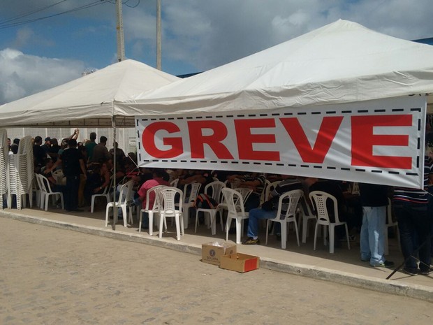 Servidores fazem ato no prédio do Detran (Foto: Márcio Chagas/G1)