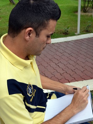 O porteiro Edclaudo Monteiro, de São José dos Campos, autor do rap do Neymar (Foto: Danilo Sardinha/Globoesporte.com)