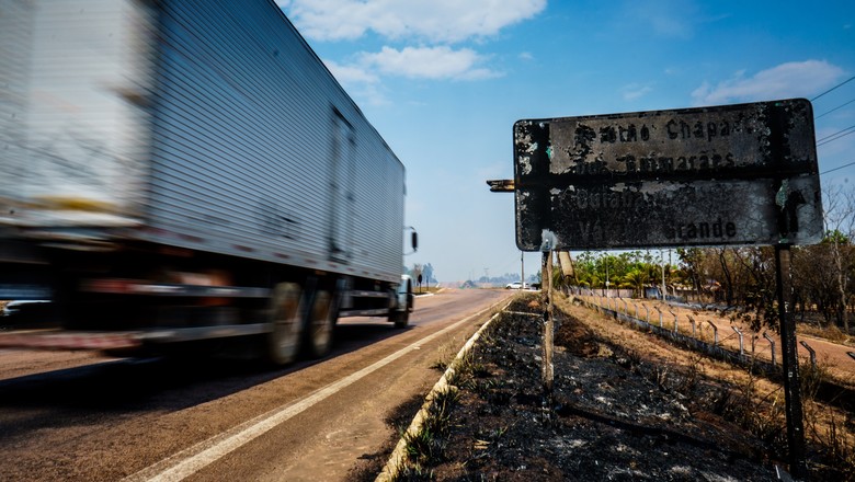 estrada-mato-grosso-caminhão-queimadas-incendio-fogo-rodovia (Foto: Diogo Diógenes/Ed.Globo)
