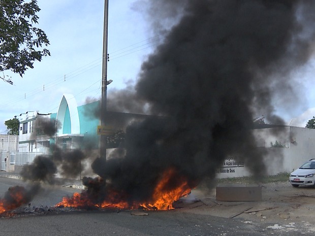 Moradores queimaram pneus e bloquearam a avenida Noujahim Habib, no bairro Catolé, em Campina Grande (Foto: Reprodução/TV Paraíba)