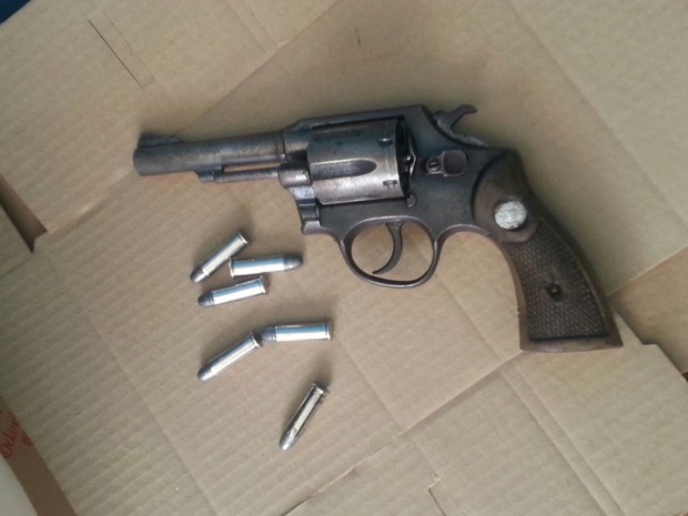 Arma apreendida com adolescente de 15 anos dentro de escola no DF (Foto: Polícia Militar/Divulgação)