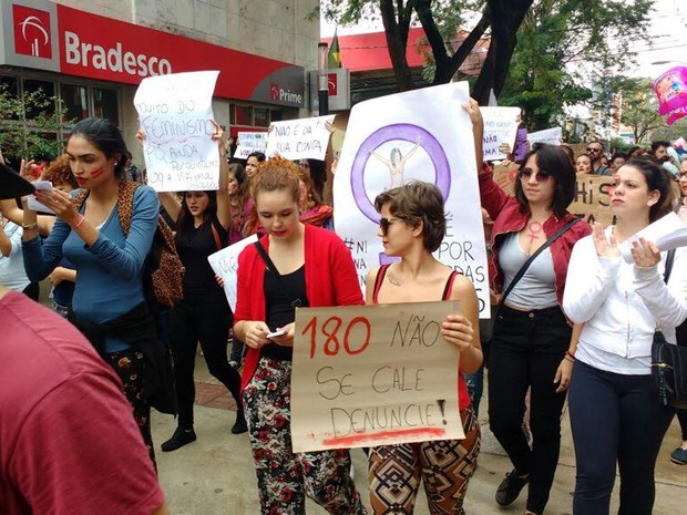Protesto contra o estupro foi realizado no Calçadão do Centro de Presidente Prudente (Foto: Betto Lopes/TV Fronteira)