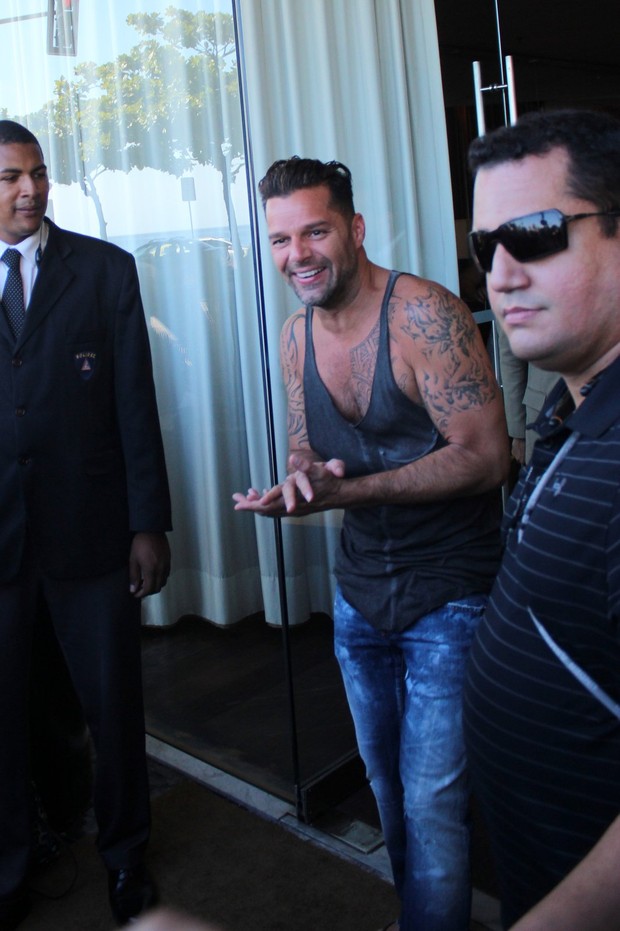 Ricky Martin na porta do hotel (Foto: Fabio Moreno e Gil Rodrigues / Foto Rio News) Ricky Martin na porta do hotel (Foto: Fabio Moreno e Gil Rodrigues / Foto Rio News)