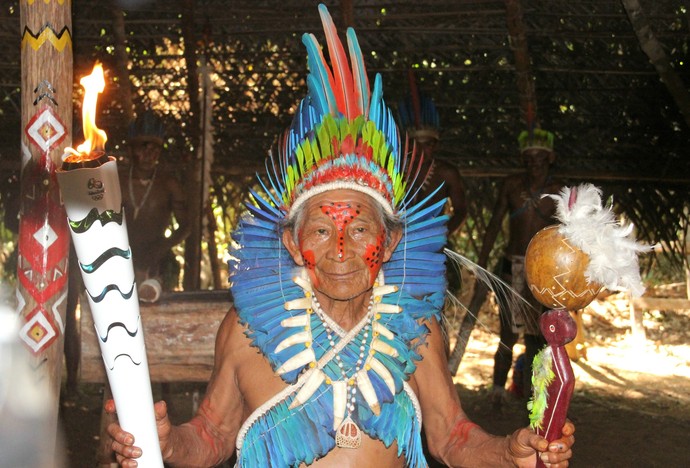 Indígena Tocha chama olímpica Manaus Amazonas revezamento (Foto: Gabriel Mansur)