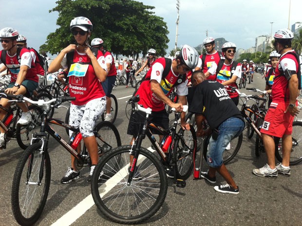 Algumas bicicletas estavam com os pneus um pouco vazios e precisaram do auxílio do staff  (Foto: Cristiane Cardoso/G1)