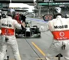 Hamilton brinca após gafe em box da McLaren (TV GLOBO)