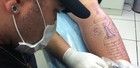 Corintianos já tatuam a taça; veja 18 fotos (Raul Zito/G1)