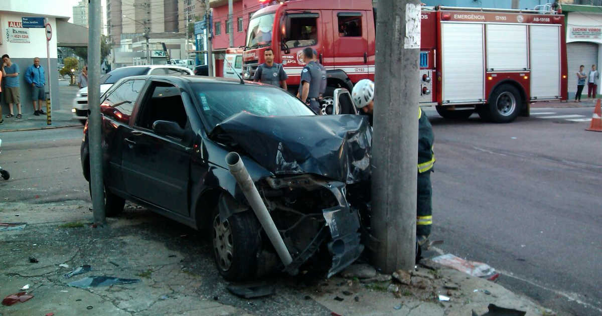 G Carro Fica Parcialmente Destru Do Ap S Colidir Contra Poste Em