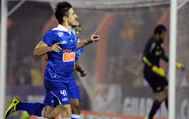 Willian gol Cruzeiro contra o Internacional (Foto: Edu Andrade / Ag. Estado)