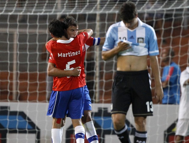 Chilenos comemoram o gol da vitória sobre a Argentina (Foto: AFP)