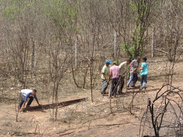 Trilho é arrastado por grupo de homens próximo a divisa com o Ceará (Foto: Katherine Coutinho/G1)