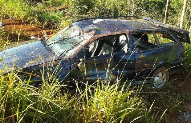 Carro fica destruído após capotar na GO-230 em Goianésia, Goiás (Foto: Reprodução/ Polícia Rodoviária Estadual)