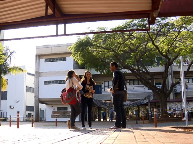 Universitários conversam no Ciclo Básico da Unicamp (Foto: Reprodução EPTV)