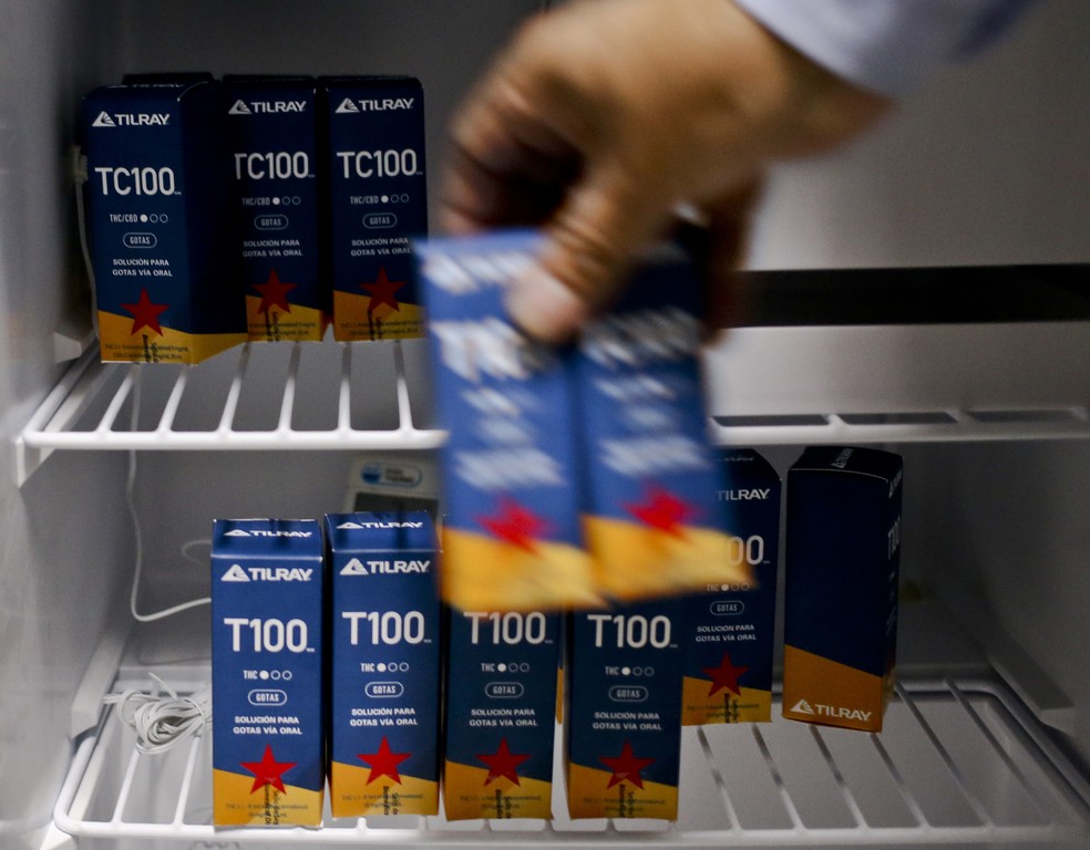 Farmaceutico mostra medicamentos a base de maconha T100 nesta quarta-feira (10) em Santiago, no Chile (Foto: AP Foto/Esteban Félix)