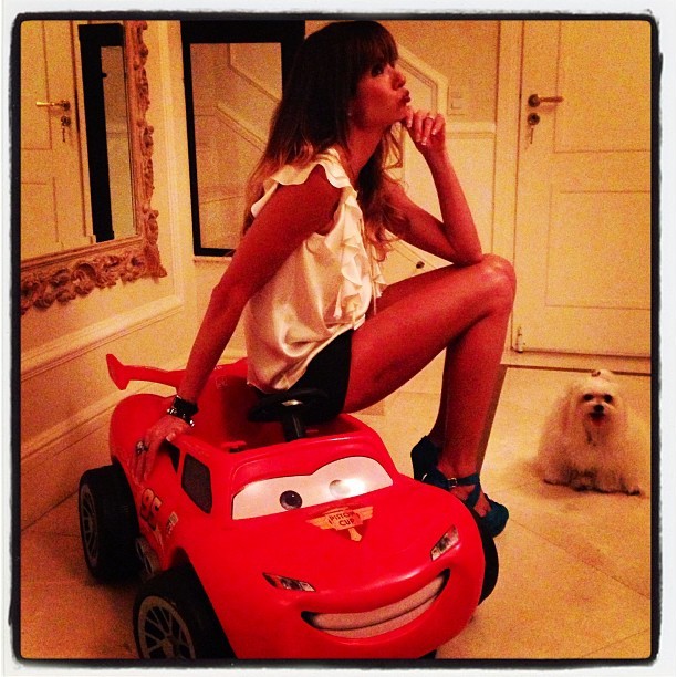 Luciana Gimenez faz pose em carrinho de brinquedo do filho caçula Lorenzo Gabriel  (Foto: Instagram/ Reprodução)