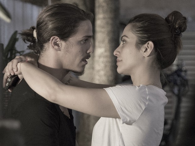 Rômulo e Cleo - carinho explícito em Cpacabana  (Foto: Fco. Patrício)