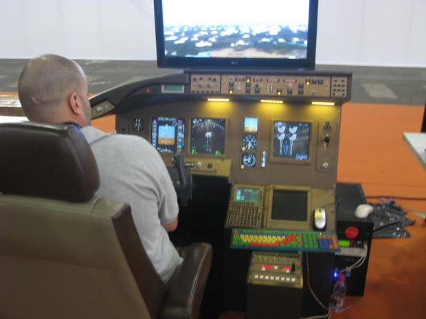 Simuladores complexos de avião, com réplica de cockpit, pode ser jogado pelos campuseiros que pagaram entrada no evento (Foto: Gustavo Petró/G1)