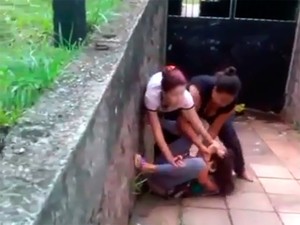 Menina foi agredida por outras três jovens (Foto: Reprodução)