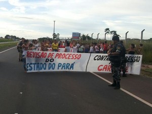 Esposas de detentos realizam protesto na BR-316 em Santa Izabel, PA (Foto: Divulgação/ PRF)